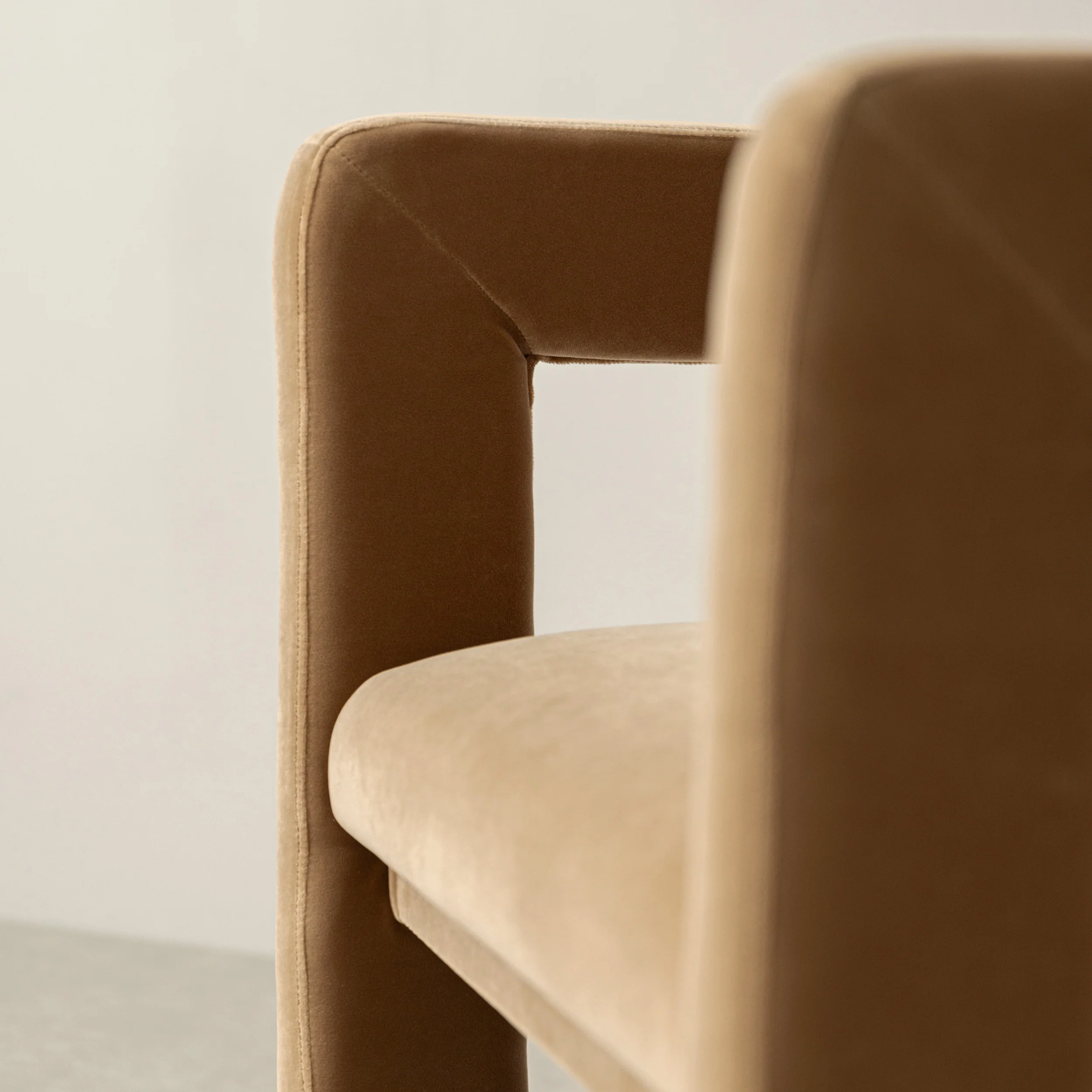 Curved Armchair - Camel - Image 4